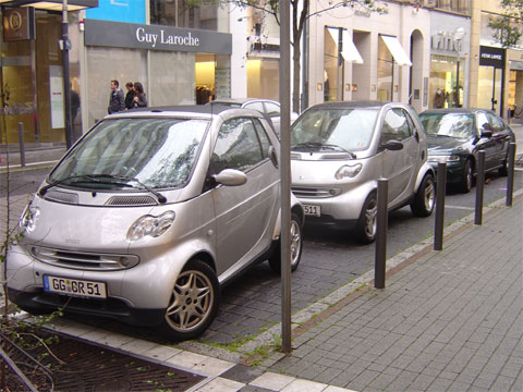 2 Smart Cars in One Parking Space in Frankfurt 2 Smart Cars in One Parking Space in Frankfurt